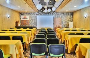 a conference room with yellow tables and chairs at Hosteria Iloca in Iloca