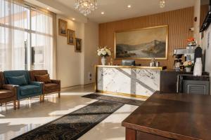 a living room with a counter and two chairs at Howard Johnson by Wyndham Brampton in Brampton
