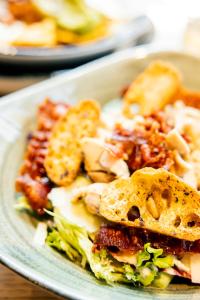 ein Teller mit Essen, bestehend aus einem Sandwich und Brot in der Unterkunft The Social Hub Eindhoven in Eindhoven