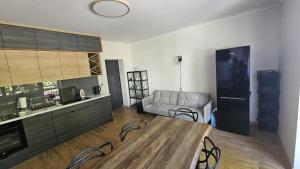 a kitchen and living room with a table and chairs at W Ustce Lipa in Ustka