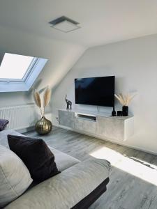 a living room with a tv and a couch at Stilvolles Apartment in Schweinfurt
