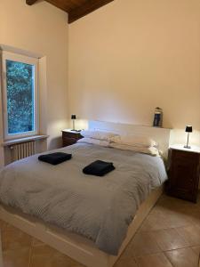 a bedroom with a bed with two black towels on it at Villa Lara in Roseto degli Abruzzi