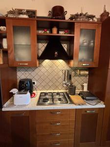a kitchen with a stove and a counter top at Villa Lara in Roseto degli Abruzzi
