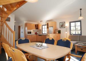 a kitchen and dining room with a table and chairs at Fini in Am Schwarzen Busch