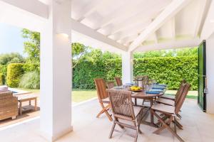 a dining room with a table and chairs at Villa Sirena - Cap den Font in Binisafua