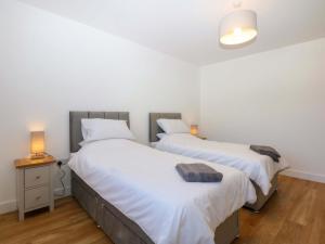 two beds sitting next to each other in a bedroom at Golygfa in Bodorgan