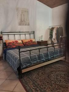 a bedroom with a metal bed in a room at Rifugio Felice in Bagnolo Piemonte