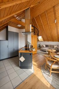 a kitchen with a stove top oven in a room at Haus am Südfrüchtegarten in Rhodt unter Rietburg