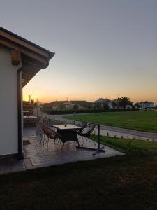 a table and chairs on a patio with the sunset at Casa María 2 in Barcia