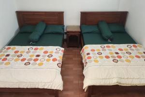 zwei Betten in einem kleinen Zimmer in der Unterkunft Hotel Bima in Klaten