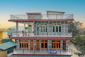 a building with a balcony on top of it at Bir Downtown in Bīr