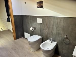 a bathroom with a toilet and a sink at I segreti del lago in Piediluco