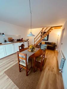 a kitchen and dining room with a table and chairs at Alojamiento Rural Montseny in Breda