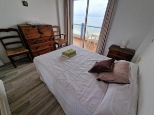 a bedroom with a bed with a view of the ocean at brisa in Bajamar
