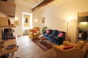 un soggiorno con divano e 2 sedie di Trevi Fountain 2BR Apartment a Roma
