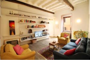 un soggiorno con 2 divani e una TV di Trevi Fountain 2BR Apartment a Roma