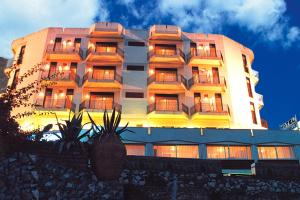 un grand bâtiment avec beaucoup de fenêtres dans l'établissement Hotel Isola Bella, à Taormine