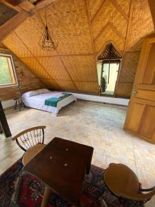 a room with a bed and a table and chairs at Chalé Ouro in Ouro Preto