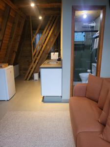 a living room with a couch and a sink at Hospedagem Chalés Prosas e Versos in Penha