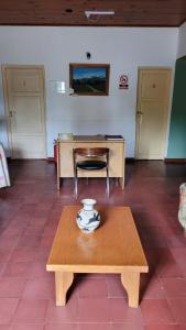 a coffee table in a room with a desk and a chair at Hotel Casa Grande in Pareditas