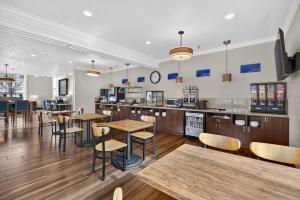 a restaurant with tables and chairs and a counter at Best Western Timpanogos Inn in Lehi