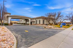 an empty street in front of a building at Best Western Timpanogos Inn in Lehi