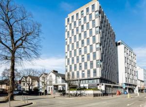 a tall white building on a city street at The Parade - Cardiff - 10 Min Walk to City Centre in Cardiff +24 photos
