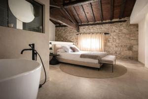 a bedroom with a bed and a bath tub at Hotel El Paraíso del Pas in Barcenilla