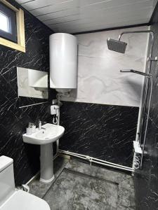 a bathroom with a toilet and a sink at Garnu Maran in Garni