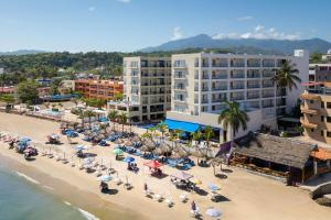Luftaufnahme eines Strandes mit Menschen, die im Sand sitzen in der Unterkunft Decameron La Marina Guayabitos, Ramada All-Inclusive Resort in Rincón de Guayabitos