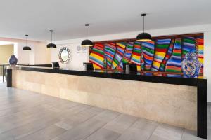 eine Lobby mit einem großen, farbenfrohen Gemälde an der Wand in der Unterkunft Decameron La Marina Guayabitos, Ramada All-Inclusive Resort in Rincón de Guayabitos + 75 Fotos