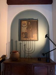 an archway with a picture on the wall and a table with a lamp at Casa d'epoca con giardino 5 min da Locarno in Minusio