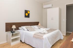 a bedroom with a bed with two towels on it at Hotel Fabris in Nova Friburgo