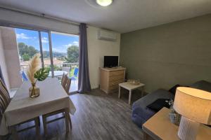 a living room with a couch and a table at Studio cabine Meublé de Tourisme 2 étoiles in Balaruc-les-Bains