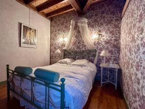 a bedroom with a bed with purple wallpaper at Chambre dans un Moulin in Rouy