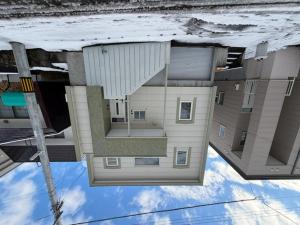 a view of a building from below with the sky at SECONDHOUSE WINTER - Vacation STAY 24982v in Kita-hamachō