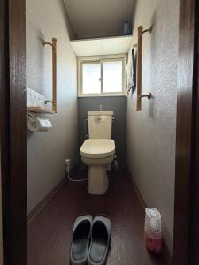 a small bathroom with a toilet and a window at SECONDHOUSE WINTER - Vacation STAY 24982v in Kita-hamachō +18 photos
