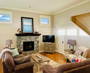 a living room with a couch and a fireplace at Qualicum Landing West Coast Cottage in Qualicum Beach