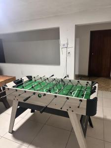 ein großer grüner Tischkicker in einem Zimmer in der Unterkunft Hotel S Barbara in Mazatlán + 11 Fotos