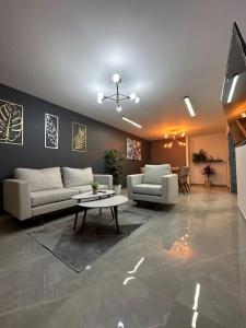 a living room with a couch and a table in it at AR SUITES Casa Luneta in Zamora de Hidalgo