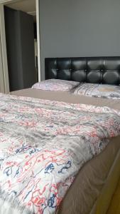 two beds sitting next to each other in a bedroom at Huzur10 in Edirne