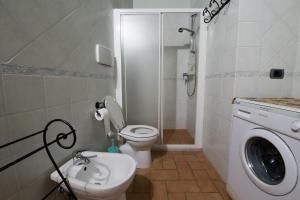 A bathroom at Il Nido - Private villa with pool and jacuzzi