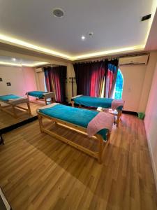 a bedroom with three beds in a room at Soltan palace in Qaryat Wādī ‘Abbādī 1