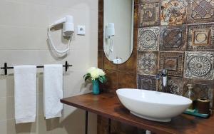 ein Badezimmer mit Waschbecken, Spiegel und Handtüchern in der Unterkunft Casa Yalbash in Elvas