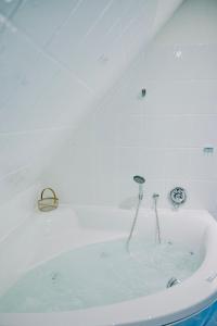 a bath tub filled with water in a room at Friesenpark 10 in Wurster Nordseeküste