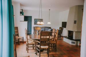 a kitchen and dining room with a table and chairs at Friesenpark 10 in Wurster Nordseeküste