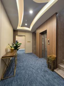 an office lobby with a hallway with a table and a door at براون هاوس للشقق المخدومة in Quai