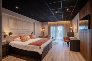 a bedroom with a bed and a desk in a room at ´t Wapen van Marion in Oostvoorne +57 photos