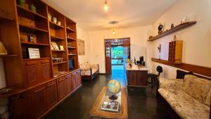 a living room with a couch and a table at Ninho dos Passaros Penedo RJ in Penedo
