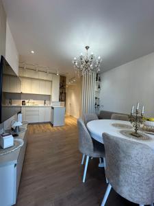 a kitchen and dining room with a table and chairs at Wine Láà apartamento in Maison Henou